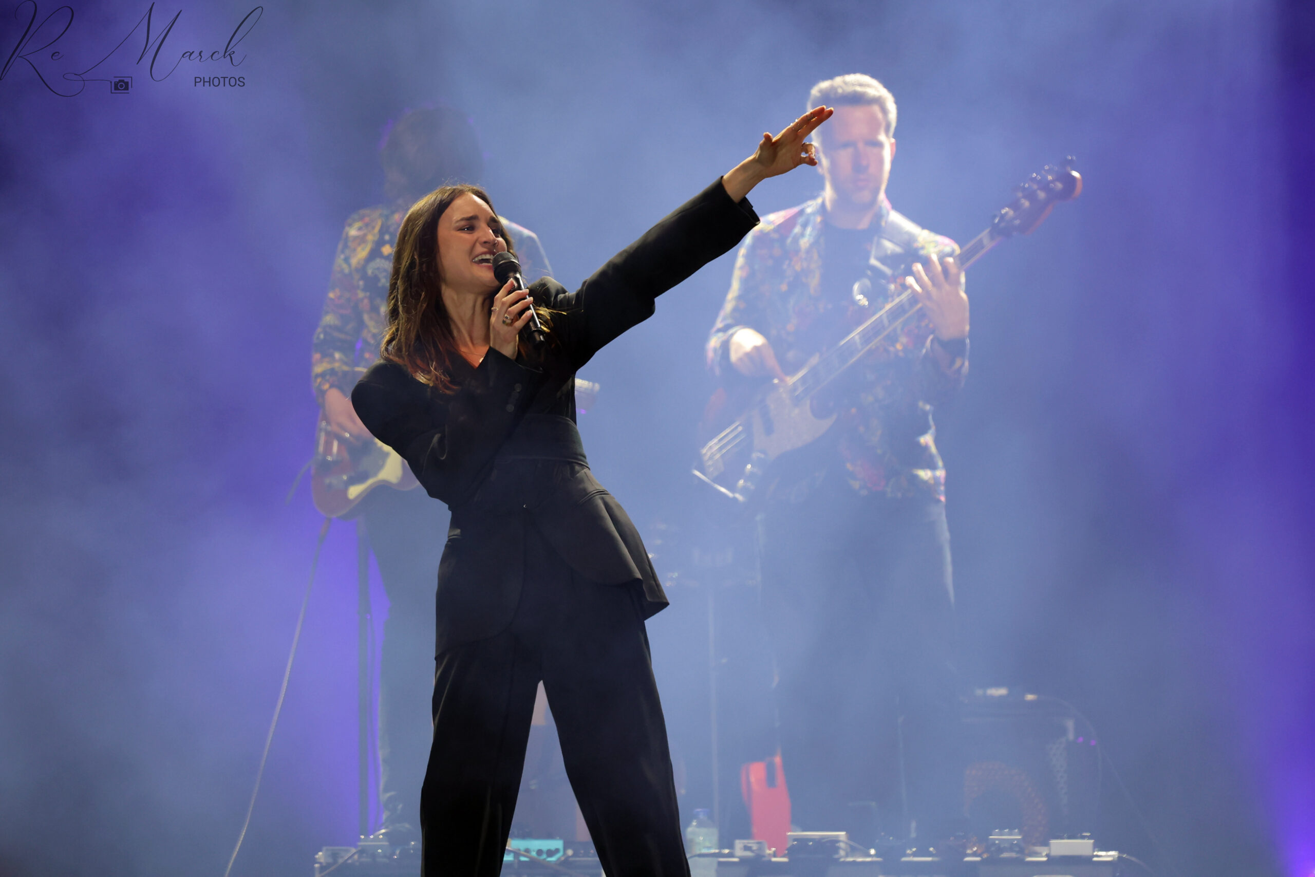 Typh Barrow illumine le ciel chargé de Bertrix.