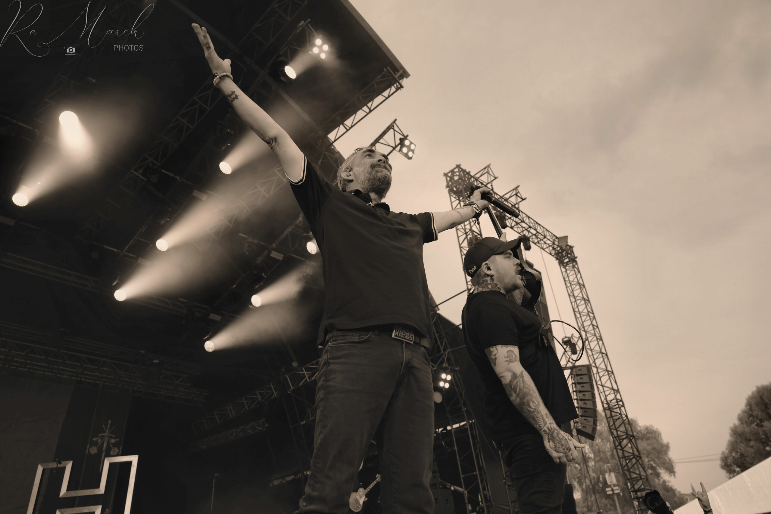 xxMass Hysteria 1 Cabaret Vert 24 D