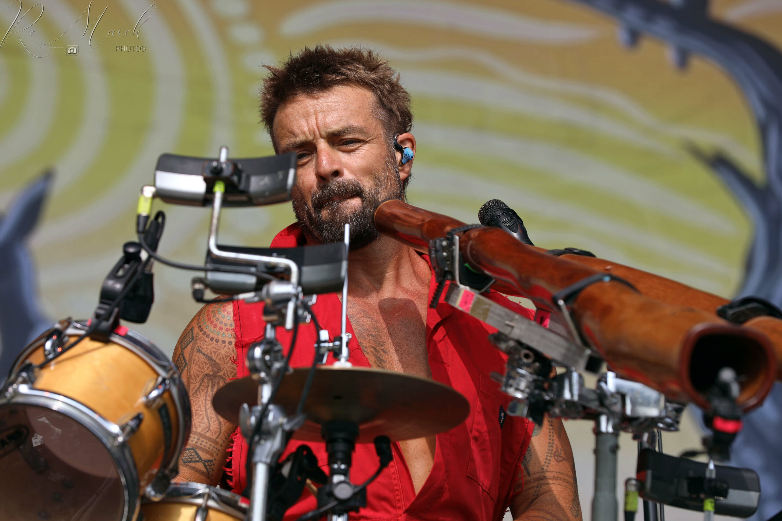 Xavier Rudd vous berce aux sons du didgeridoo.