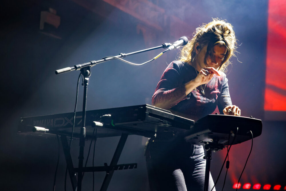 Julie Rains sort lentement, pour entendre autrement