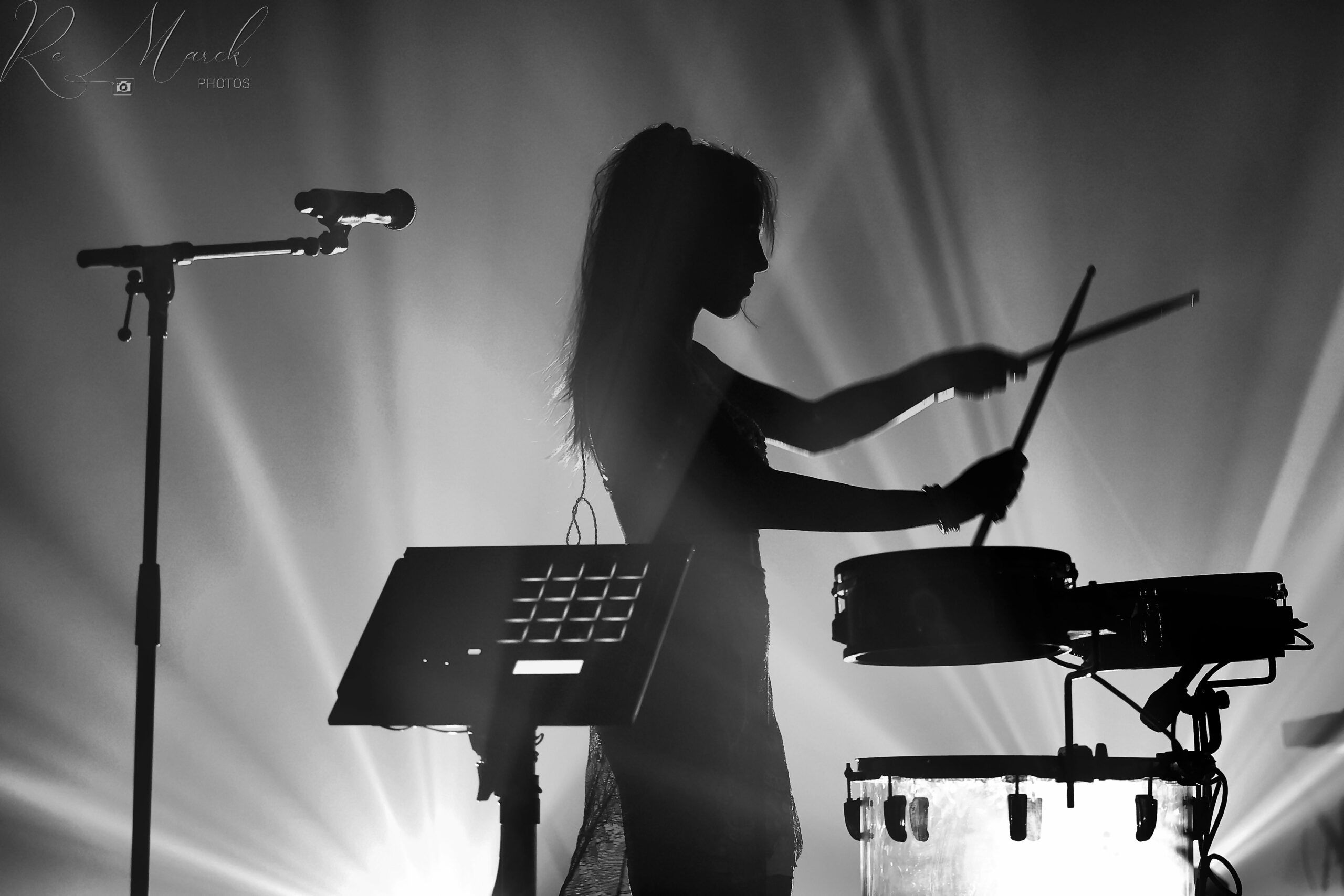 L.E.J. reste maître des harmonies vocales et musicales.