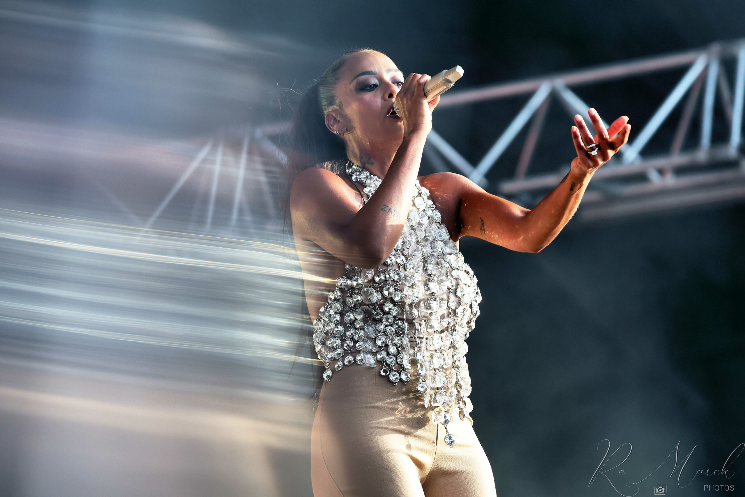 Amel Bent illumine la Place des Trois Fers.