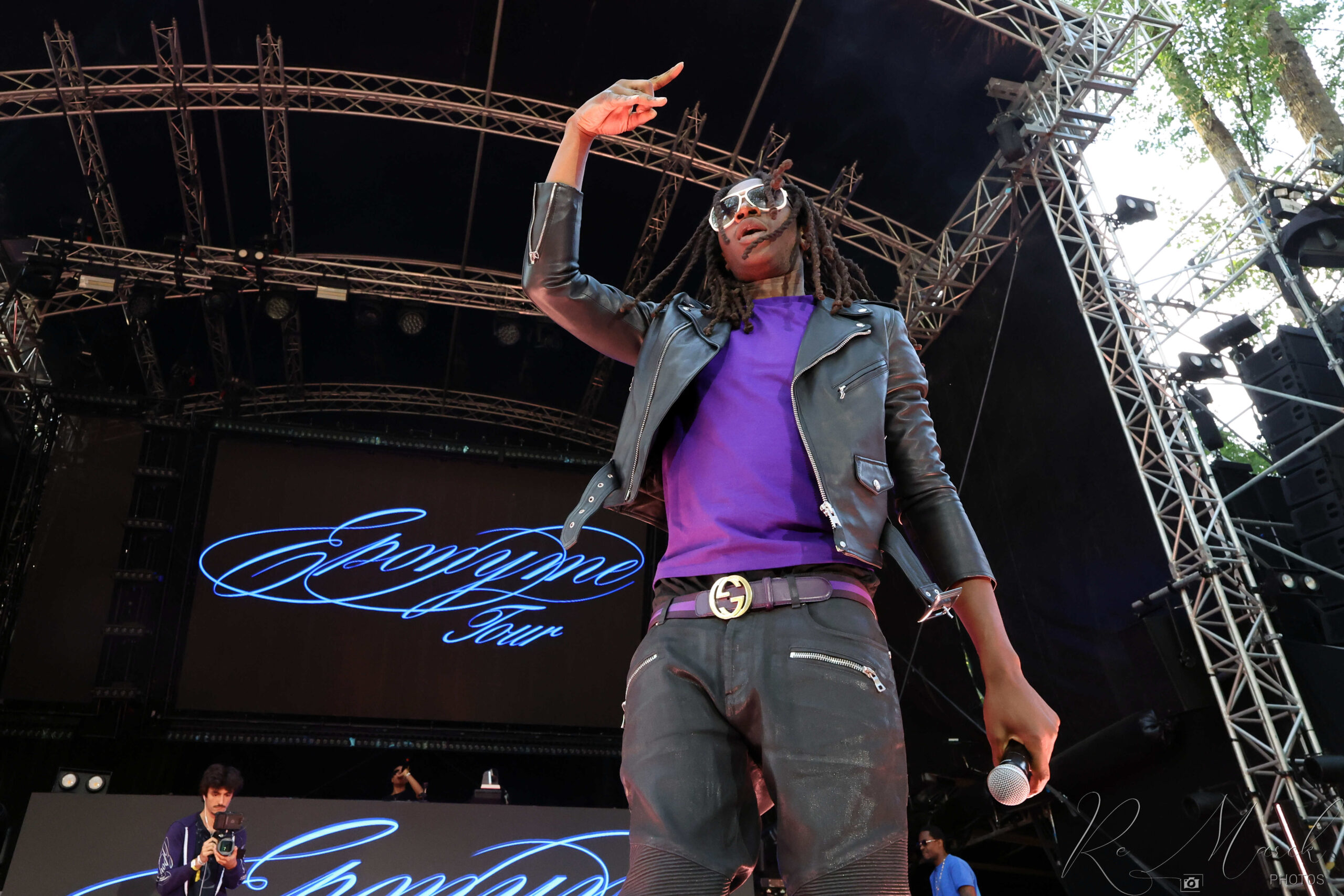 Jeune Morty panache Afrique, Europe et USA en chansons.