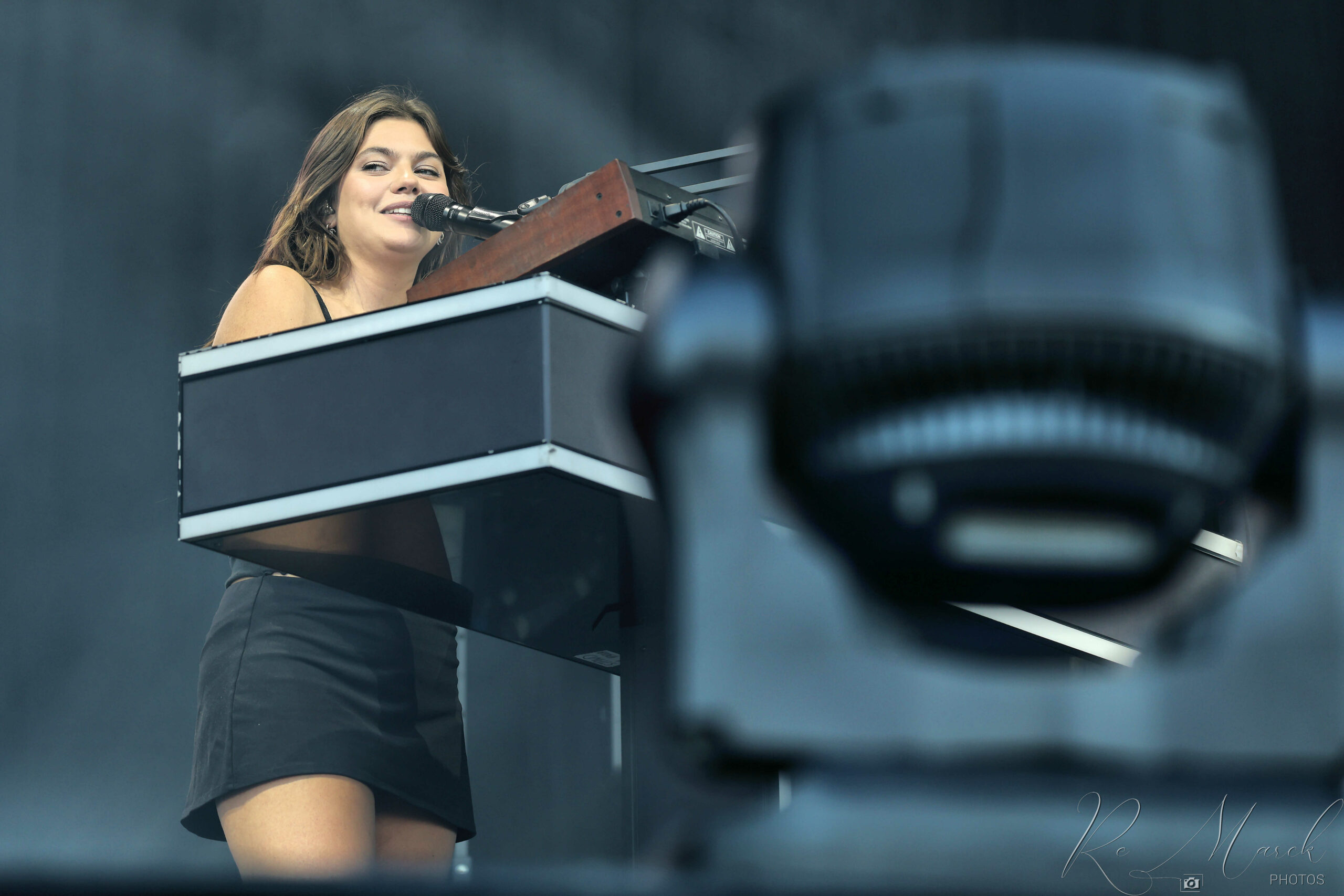 Entre mariage et théâtre, Louane salue ses fans aux Solidarités.