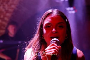 Sakou : L&rsquo;éclosion d&rsquo;une voix singulière sur la scène pop francophone