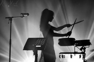 L.E.J. reste maître des harmonies vocales et musicales.